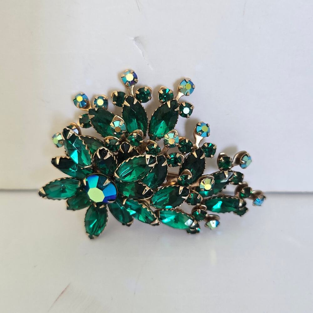 Vintage Brooch Emerald Green Aurora Borealis Rhinestone Floral Mid Century Glam - Picture 2 of 13